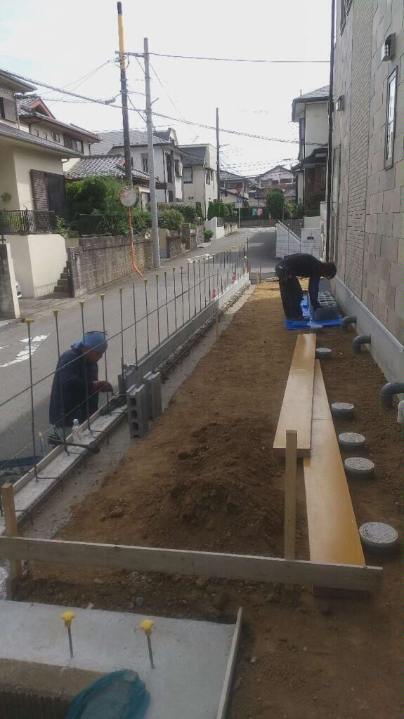 ブロックを積み、鉄筋を組みます。	