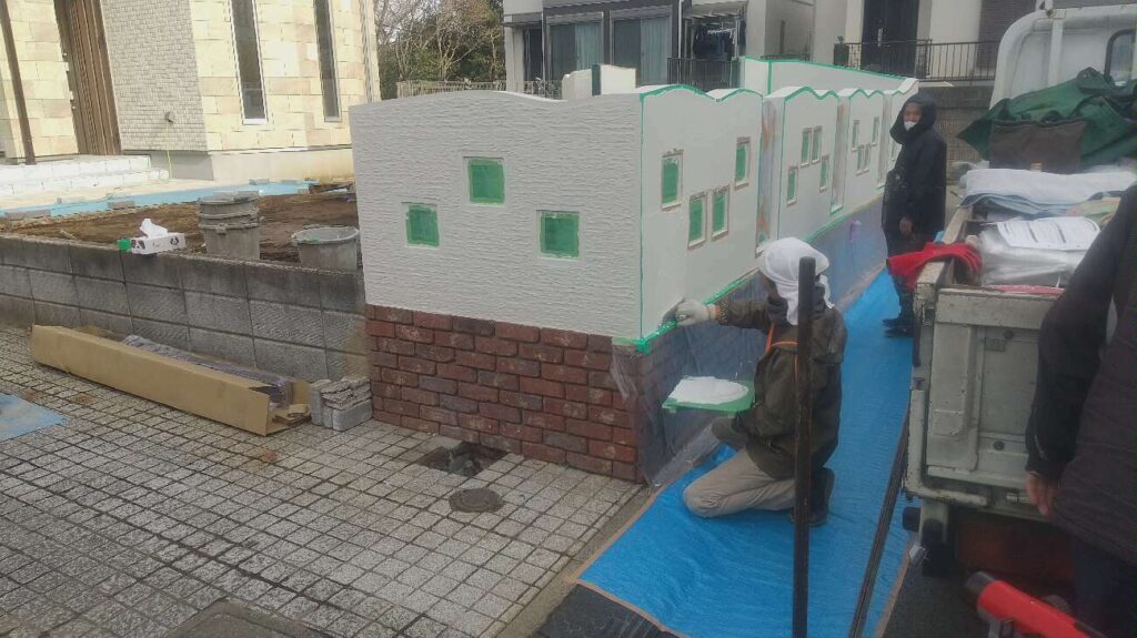 積み上げたブロックの上の部分はジョリパットで仕上げていきます。	