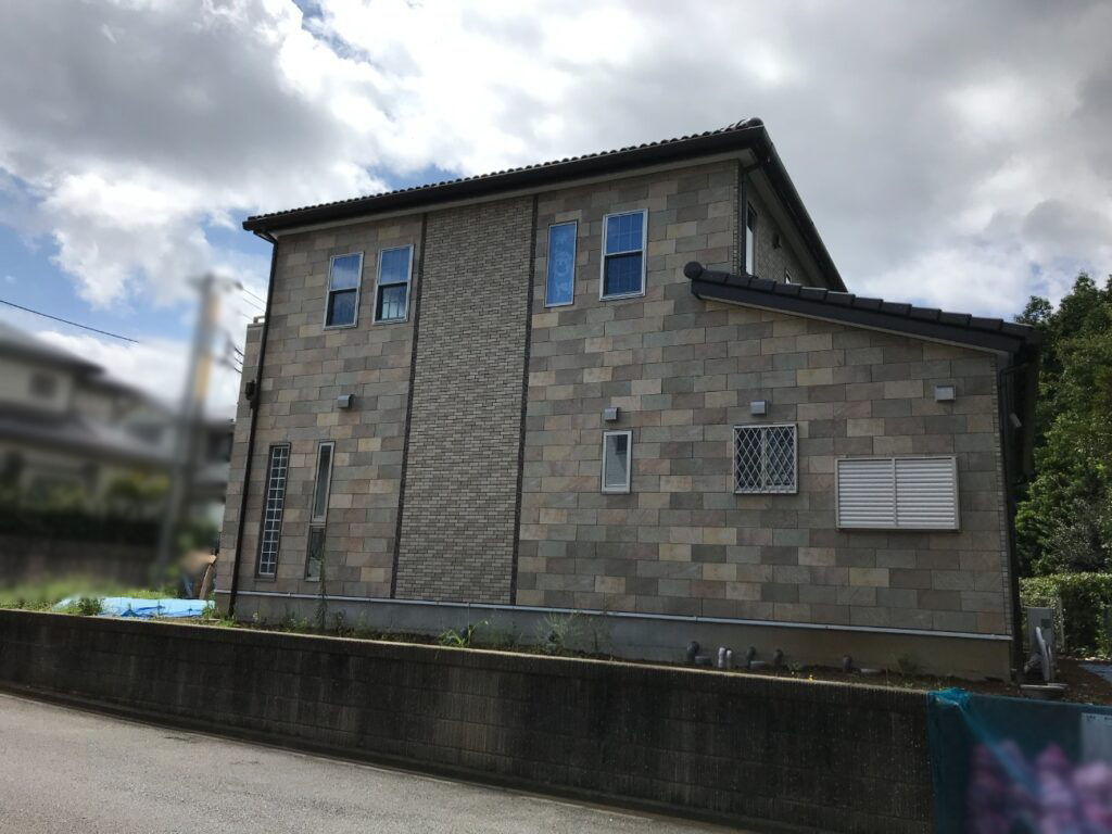 家の周りに塀を作ります。