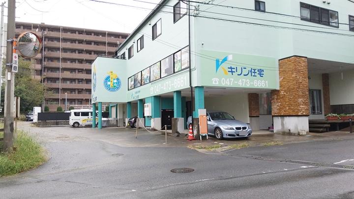 本社ショールームの駐車場