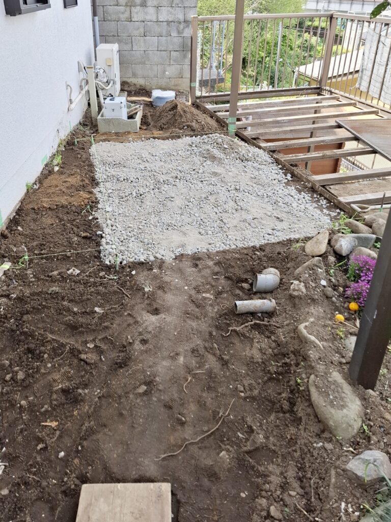 平板の下地に砂利を
敷きました。