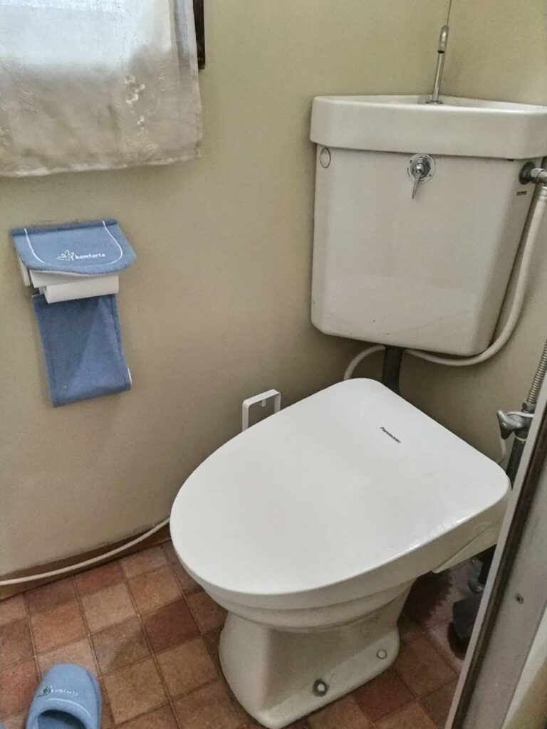 隅付ﾀﾝｸ下の床の
お掃除が大変でした。