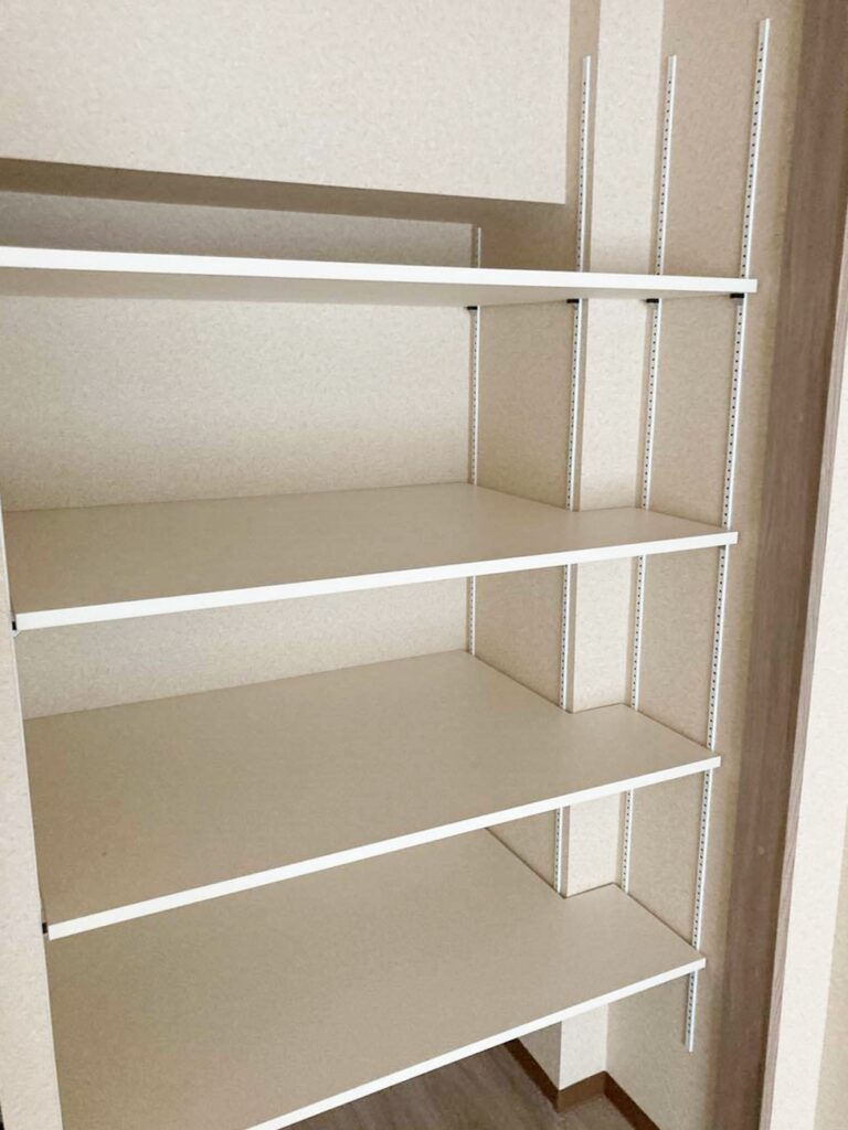 内部は可動棚なので、収納する物に合わせて高さを変更できます。