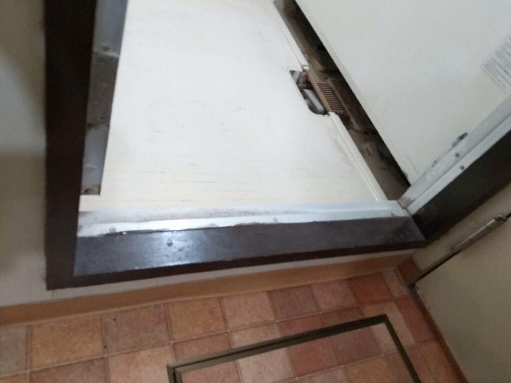 出入口は段差が高く危険でした。