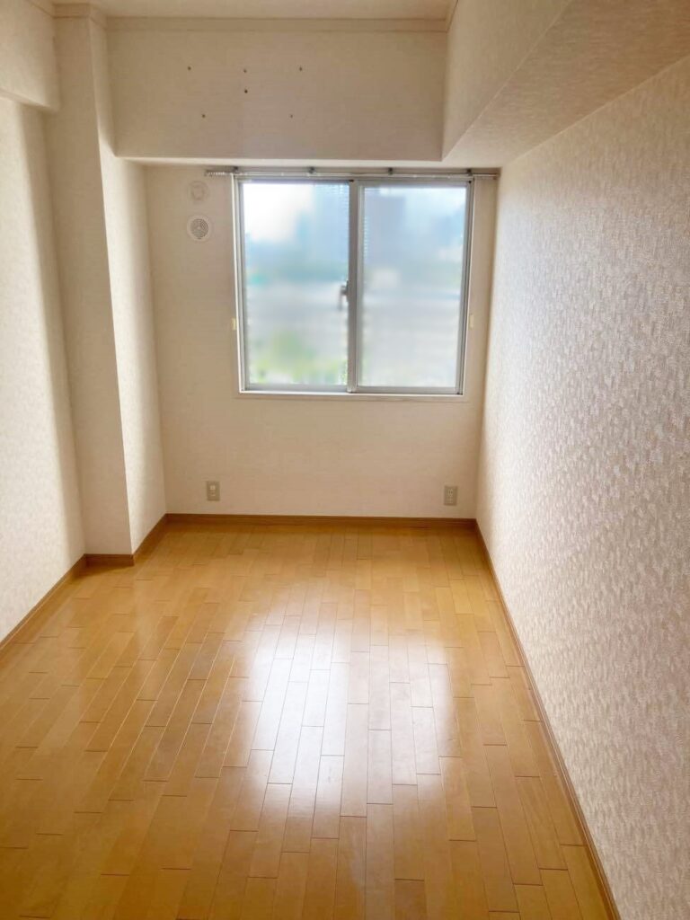 左側の洋室。