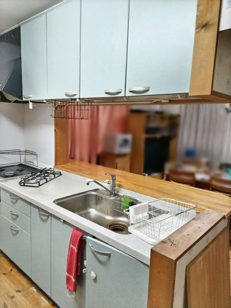 ﾘﾋﾞﾝｸﾞ側のｶｳﾝﾀｰを撤去し、ｷｯﾁﾝのﾜｰｸﾄｯﾌﾟを広げます。
