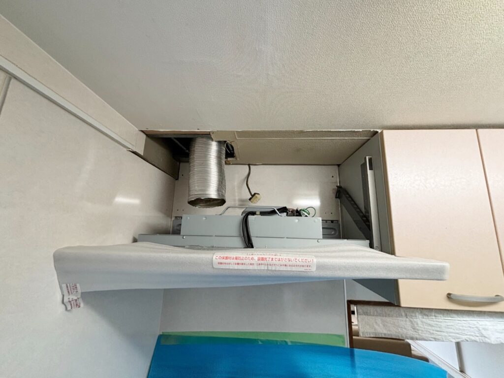 新規ﾚﾝｼﾞﾌｰﾄﾞ取付中。