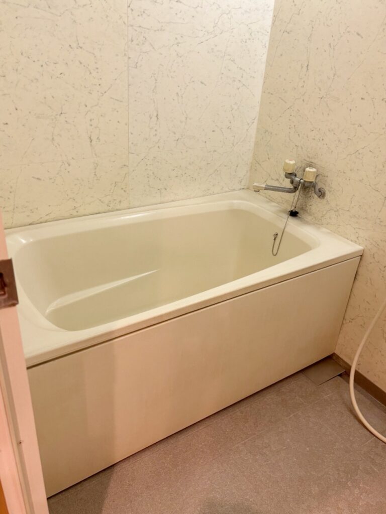 跨ぎの高さが高い浴槽でした。