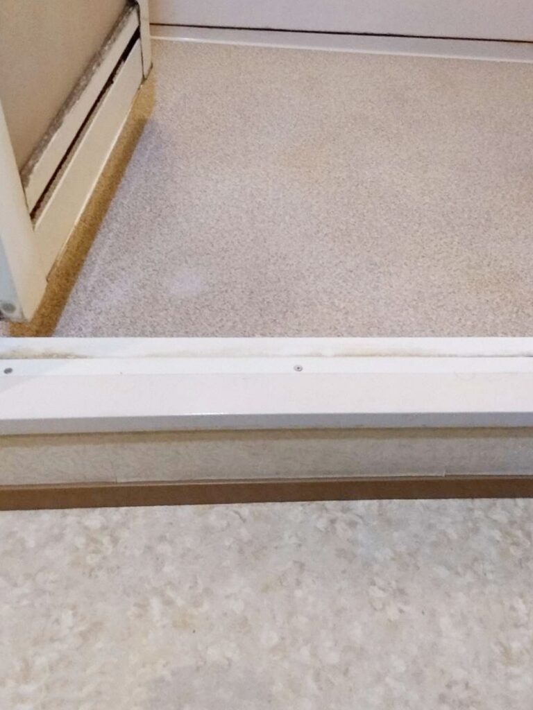 出入り口には段差がありました。