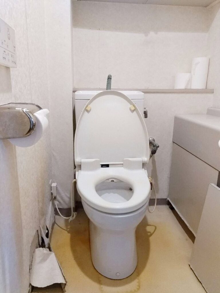手洗い付きﾀﾝｸ式ﾄｲﾚでした。