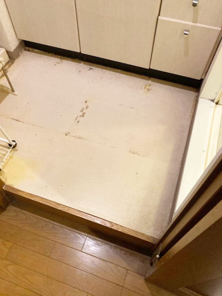床のｸｯｼｮﾝﾌﾛｱがところどころ黒く汚れてしまっていました。