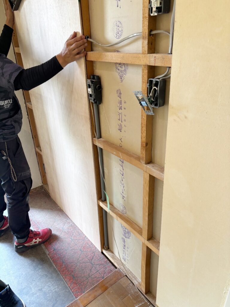 玄関収納取付の為に下地を作成しています。