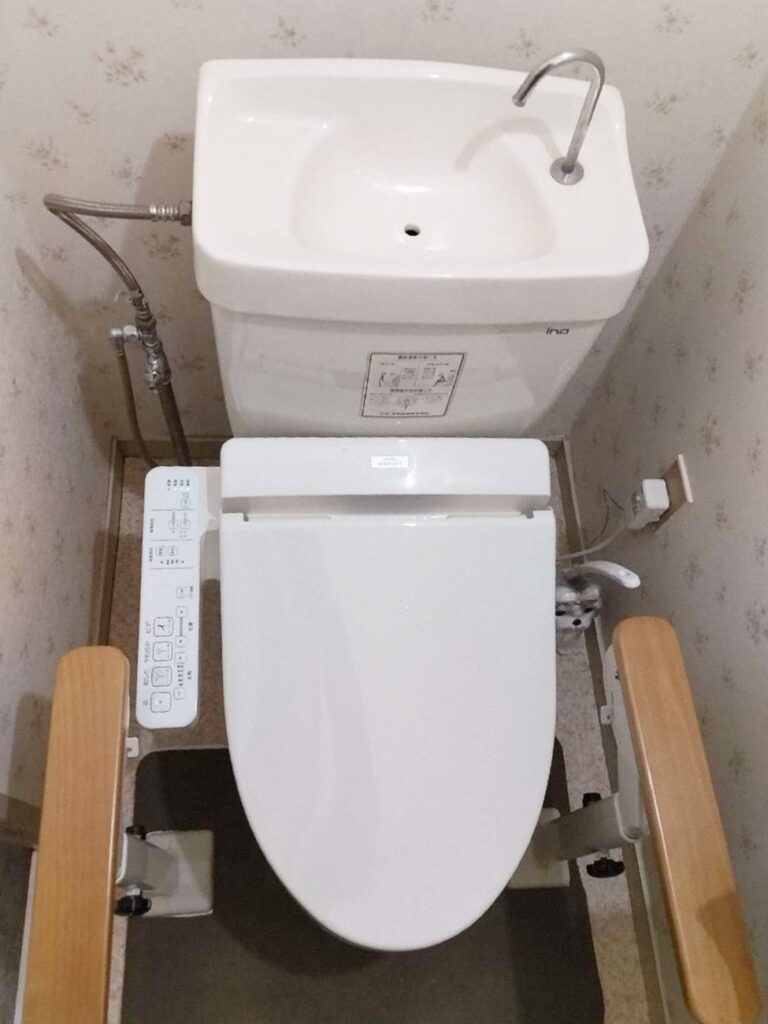 ｱｰﾑﾚｽﾄや袖ﾘﾓｺﾝﾀｲﾌﾟの便座で便器の奥のお掃除が大変でした。