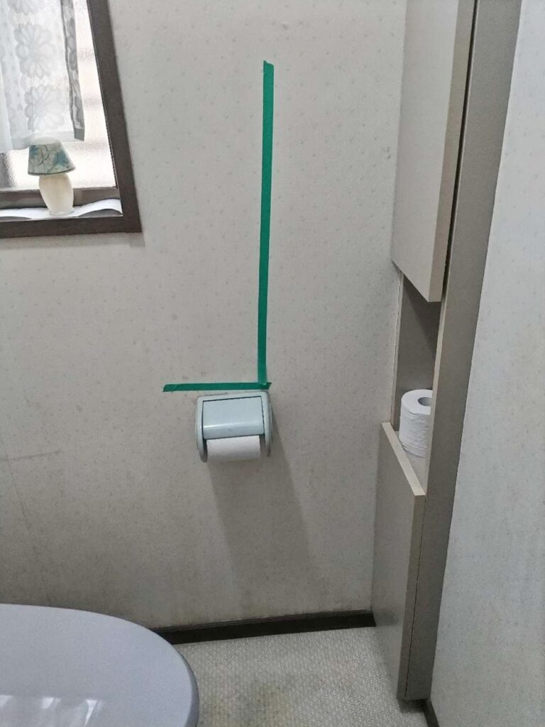 将来のことも考え、この機会にﾄｲﾚ内に手摺を取り付けます。