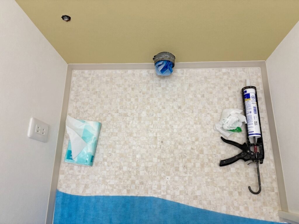 ﾄｲﾚを撤去し、ｸﾛｽと床の
ｸｯｼｮﾝﾌﾛｱを貼替ました。