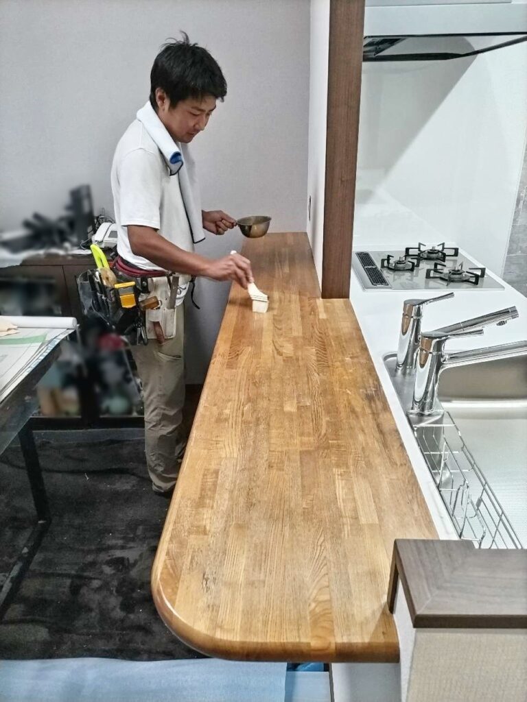ｶｳﾝﾀｰﾌｨﾙﾑ貼り。
下塗り。