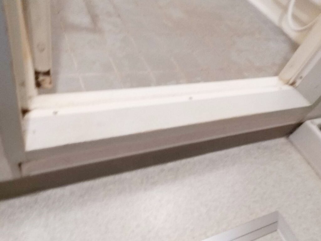 出入口には段差がありました。