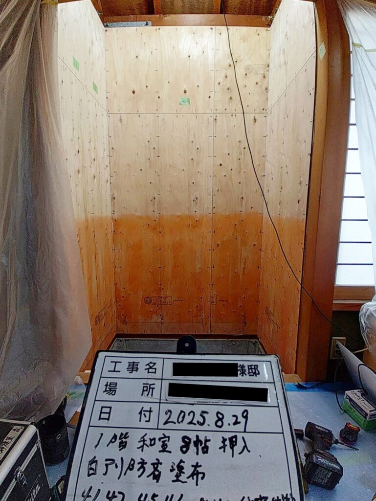 耐力壁を取り付けました。
地震の揺れによる横から加わる力に
耐える役割を持っています。