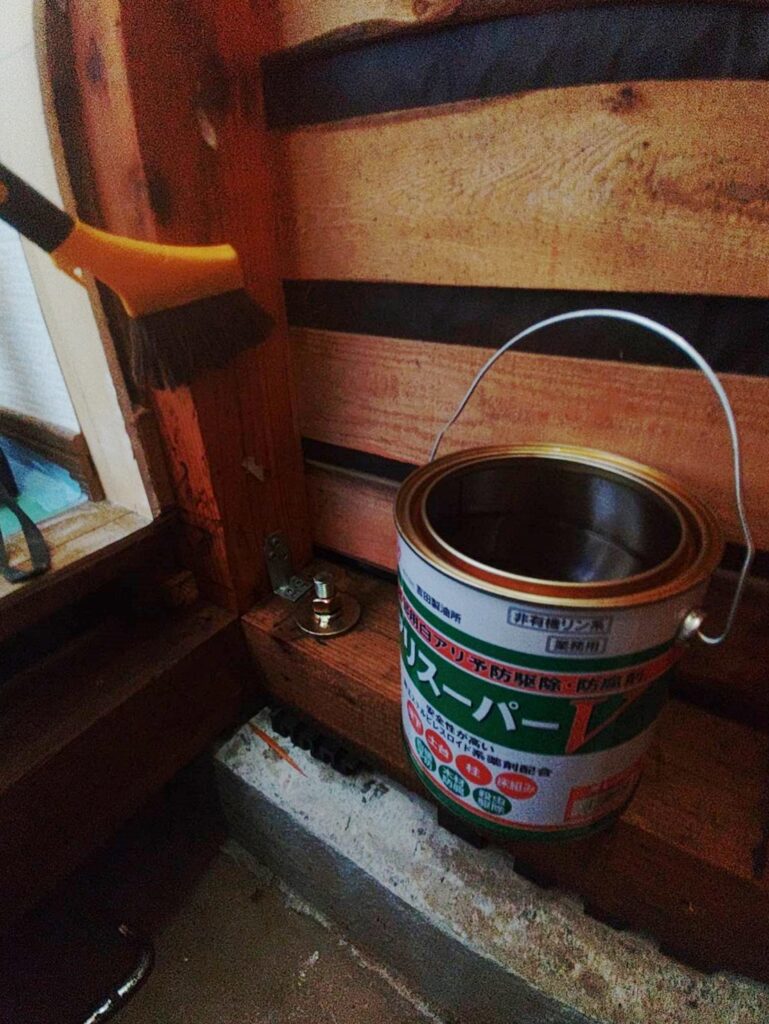 木部には白蟻防蟻材を塗布します。