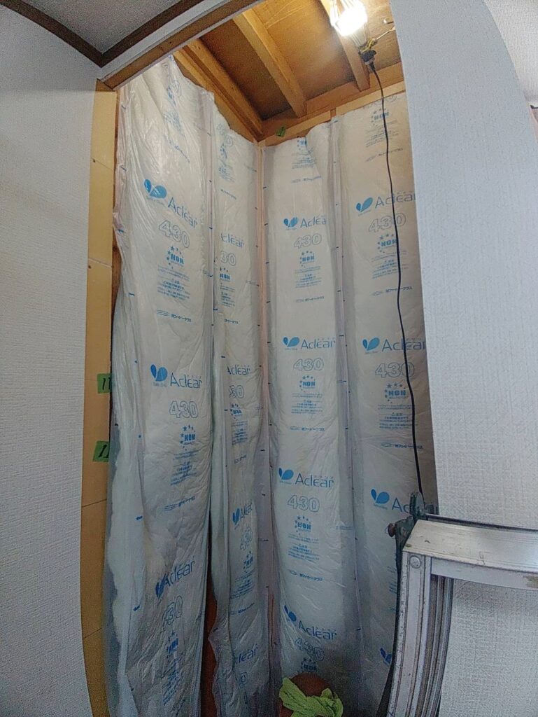 壁面には断熱材を入れます。