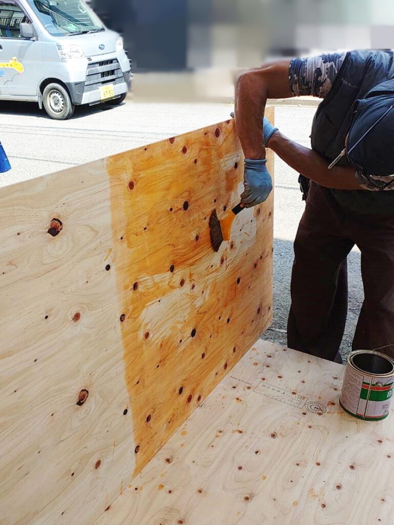 設置する耐力壁に白蟻防蟻材を塗布しました。