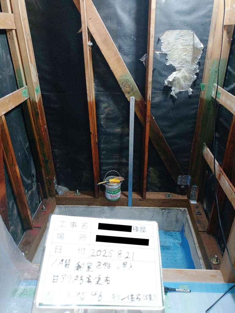 既存の柱に白蟻防蟻材を塗布しました。