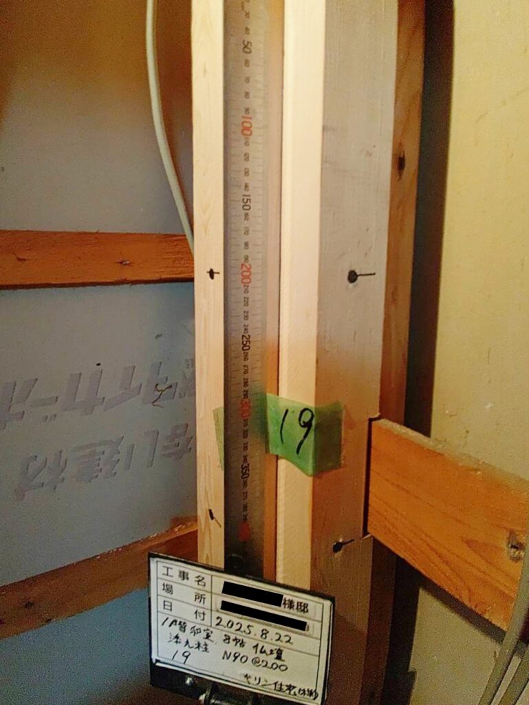 既存の柱を補助する添え柱を取り付けました。