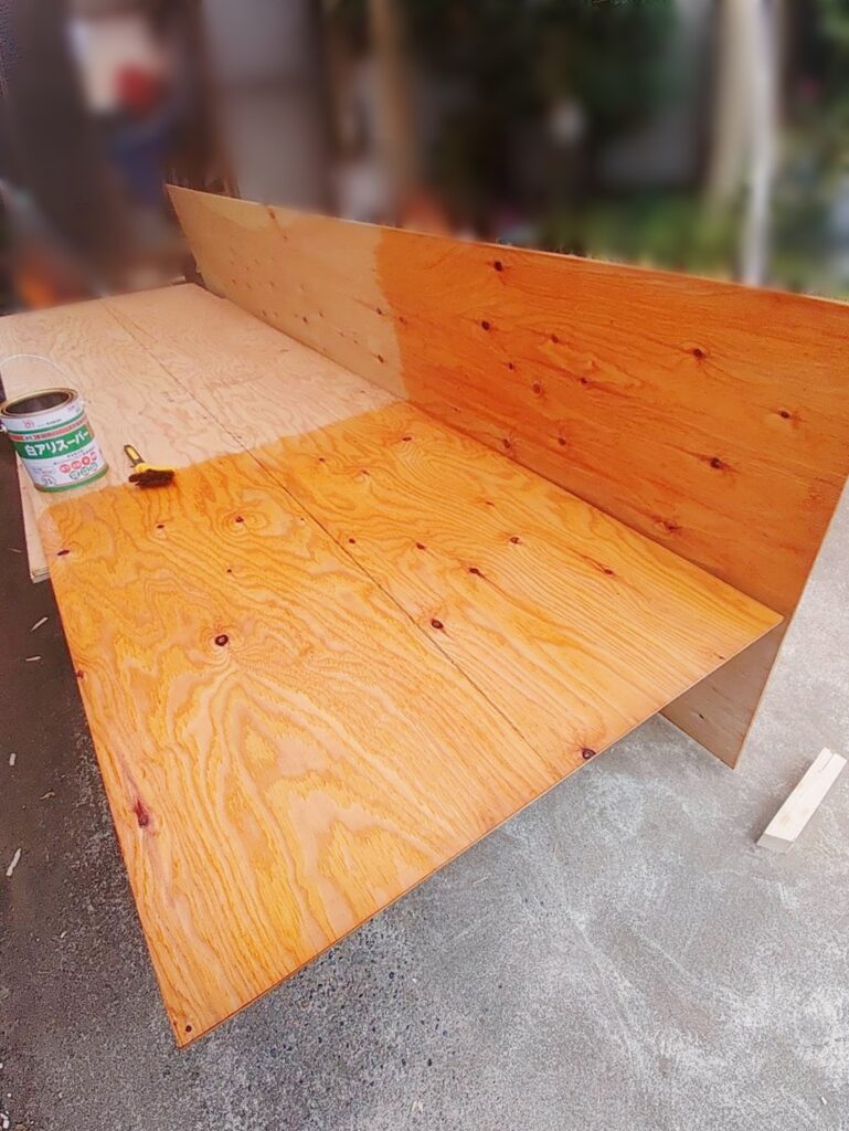 設置する耐力壁に白蟻防蟻材を塗布しました。