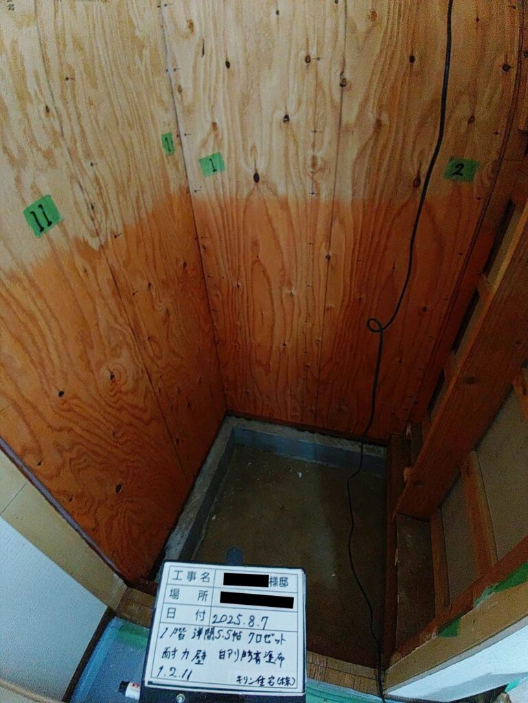 耐力壁を取り付けました。
地震の揺れによる横から加わる力に
耐える役割を持っています。