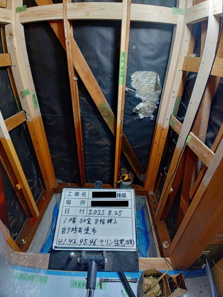 添え柱にも白蟻防蟻材を塗布しました。