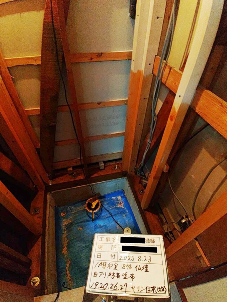 添え柱に白蟻防蟻材を塗布しました。