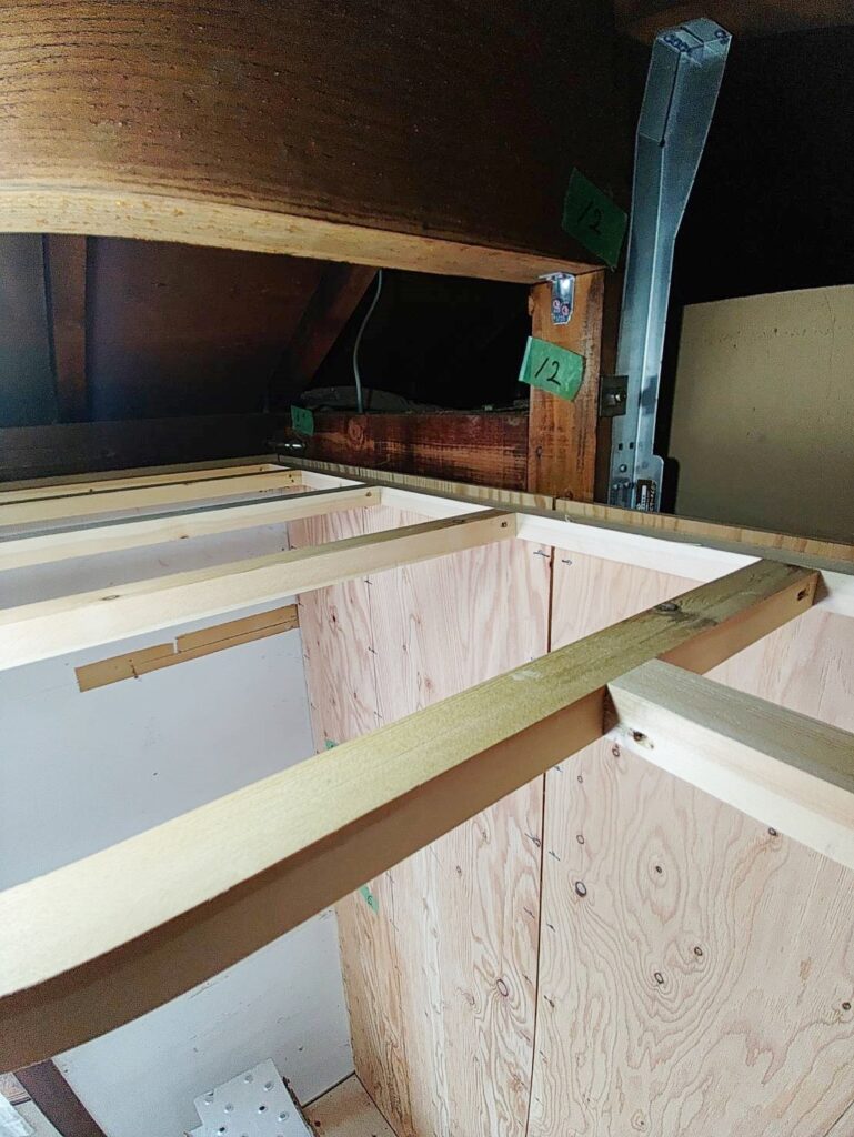 天井裏へも柱頭金物を取り付けました。