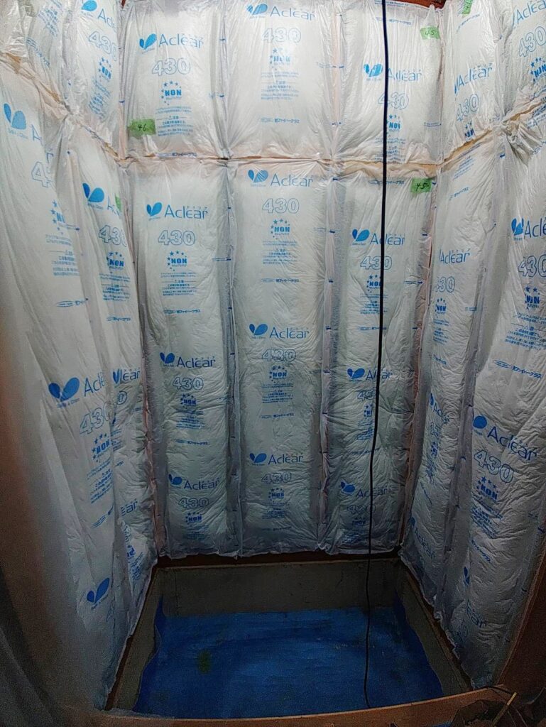 壁に断熱材を入れました。