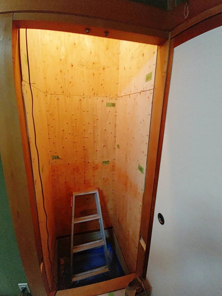 耐力壁を取り付けました。
地震の揺れによる横から加わる力に
耐える役割を持っています。