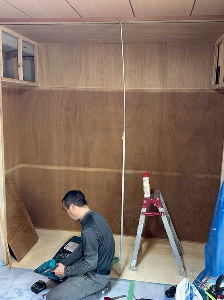 押入を解体し、壁や床にﾍﾞﾆﾔを貼っています。