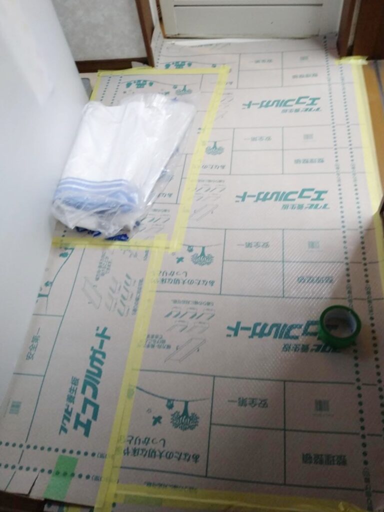 洗面所が汚れないよう、養生をしています。