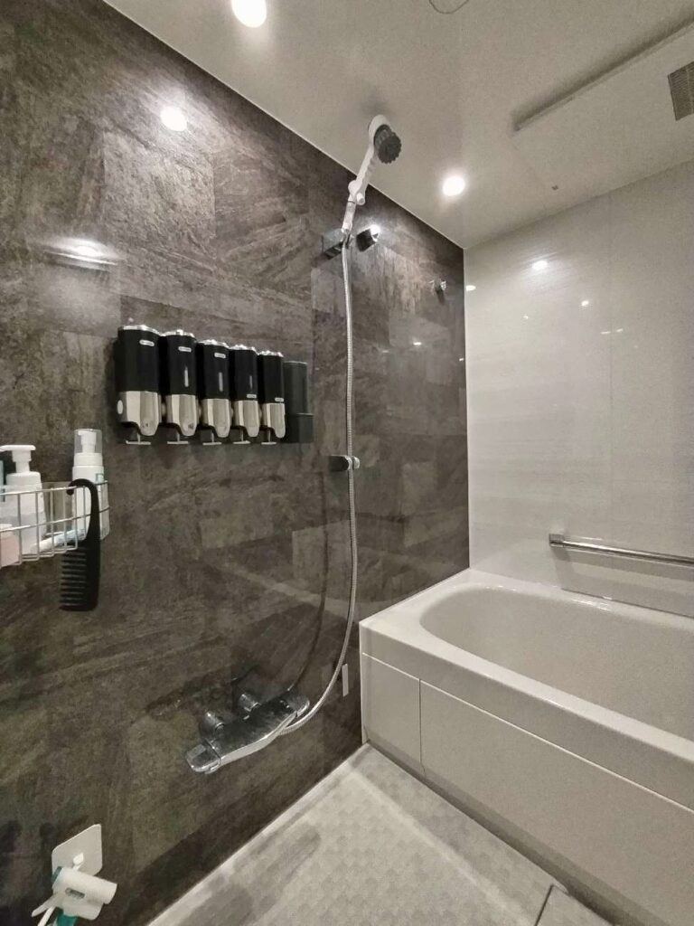 ｱｸｾﾝﾄﾊﾟﾈﾙは組石ｸﾞﾚｰ。お施主様の私物のｿｰﾌﾟﾃﾞｨｽﾍﾟﾝｻｰとも雰囲気がﾋﾟｯﾀﾘ。まるでﾎﾃﾙの浴室に。