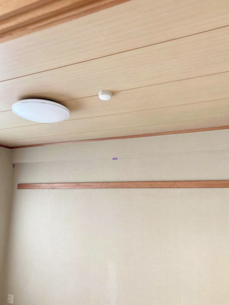 天井はｸﾛｽ貼りにします。