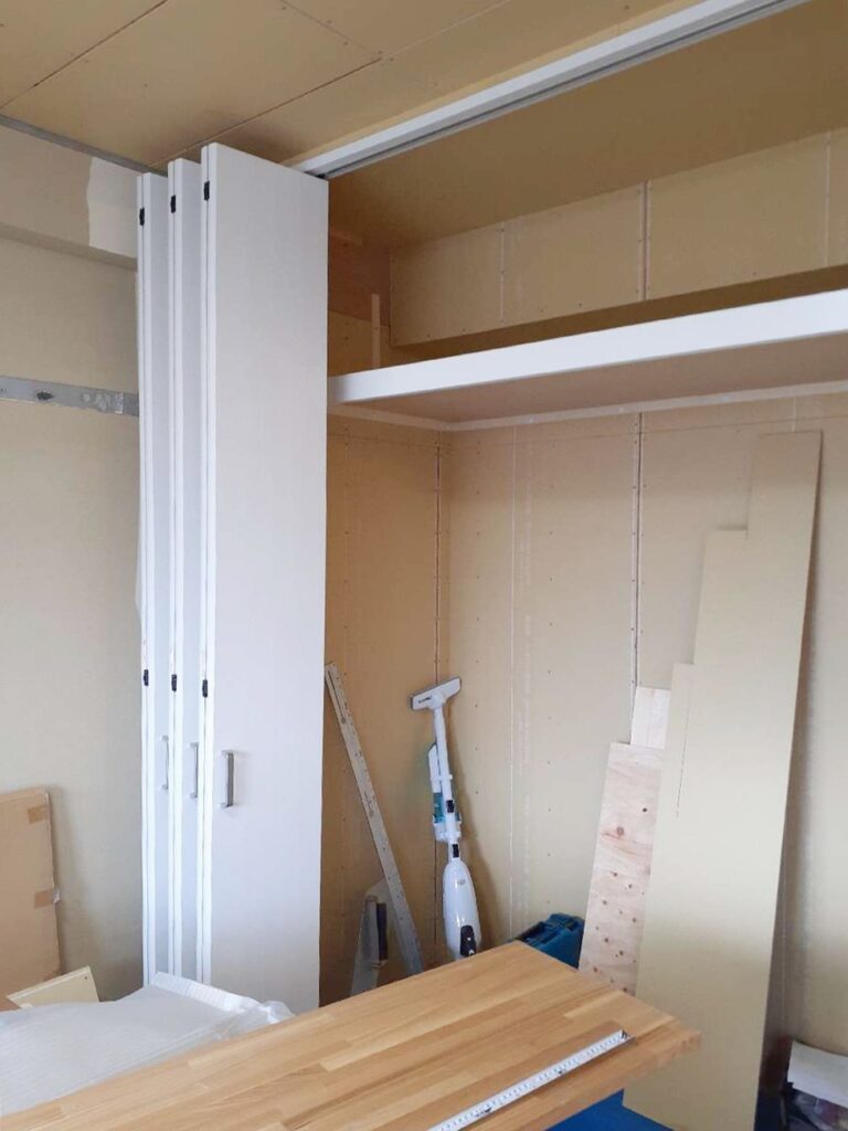 ｸﾛｰｾﾞｯﾄ扉取付。