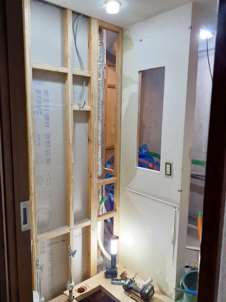 洗面台・壁面収納撤去。