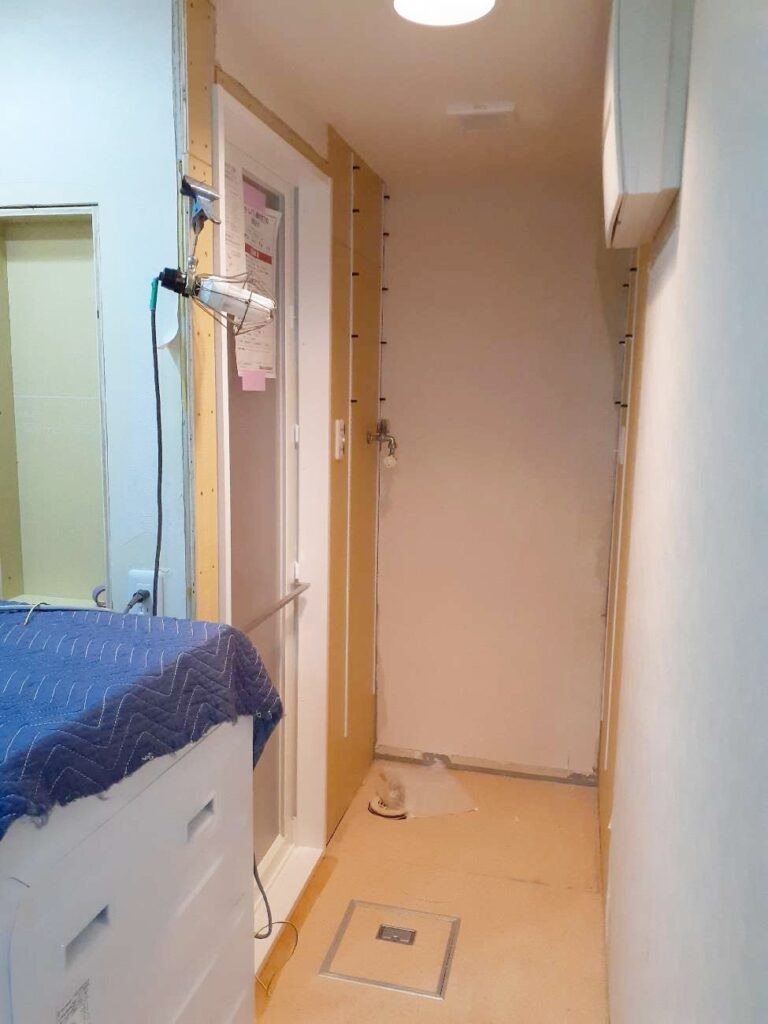 洗濯機置き場側。