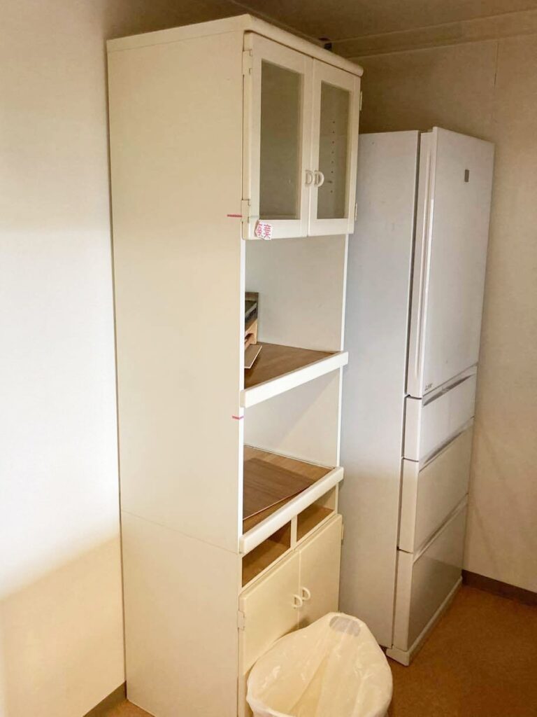 背面収納も取り替えます。