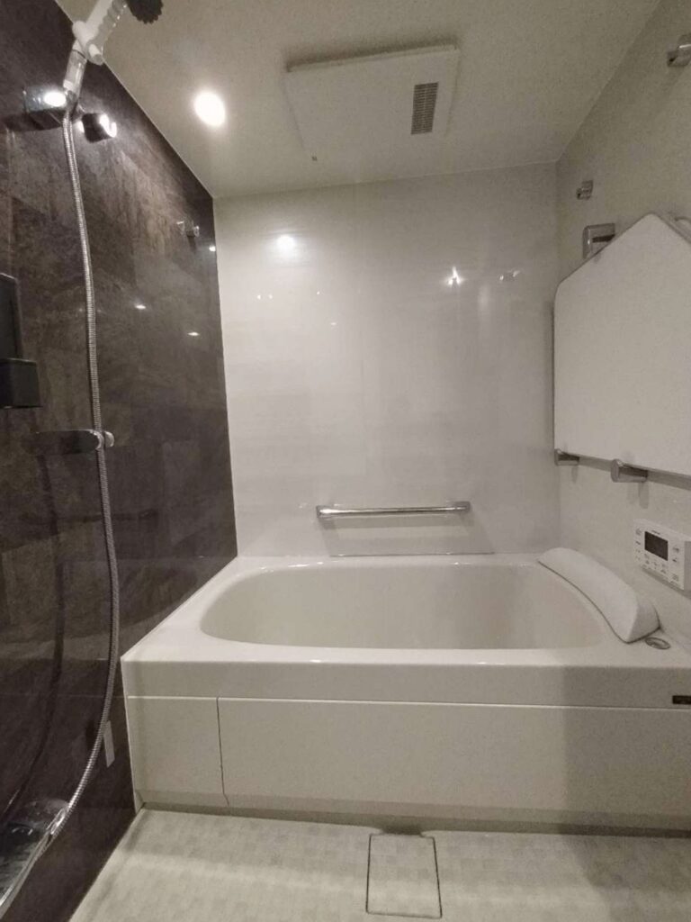 浴槽にはﾍｯﾄﾞﾚｽﾄ付き。ゆったりと体を預け、一日の疲れを癒すことが出来ます。