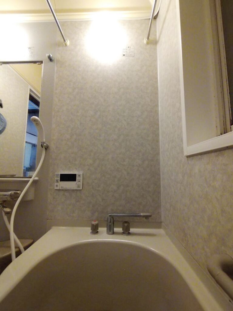 壁や浴槽の継ぎ目のﾊﾟｯｷﾝが黒ずんできていました。