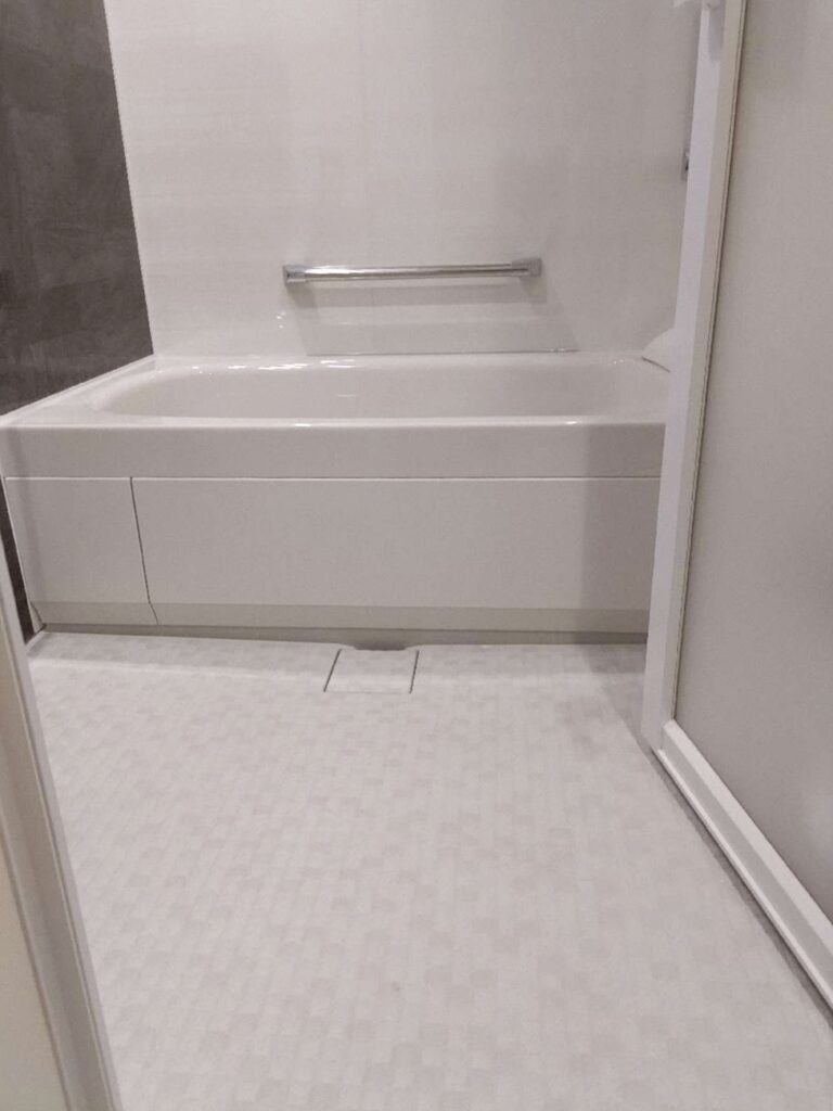 床はｷﾚｲｻｰﾓﾌﾛｱ。ｶﾗｰはﾓｻﾞｲｸﾎﾜｲﾄ。独自の断熱層により、入室一歩目のﾋﾔｯと感を軽減します。