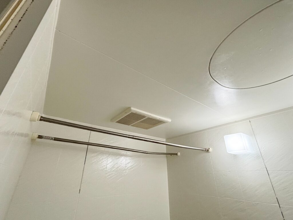 換気乾燥暖房機を取り替えます。