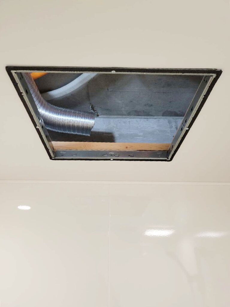 換気乾燥暖房機取付中。