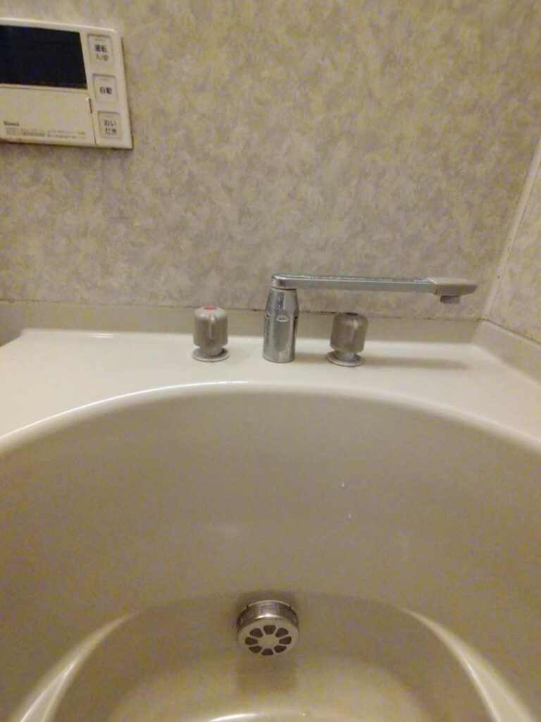 水栓には擦っても取れないｳﾛｺ汚れがみられました。