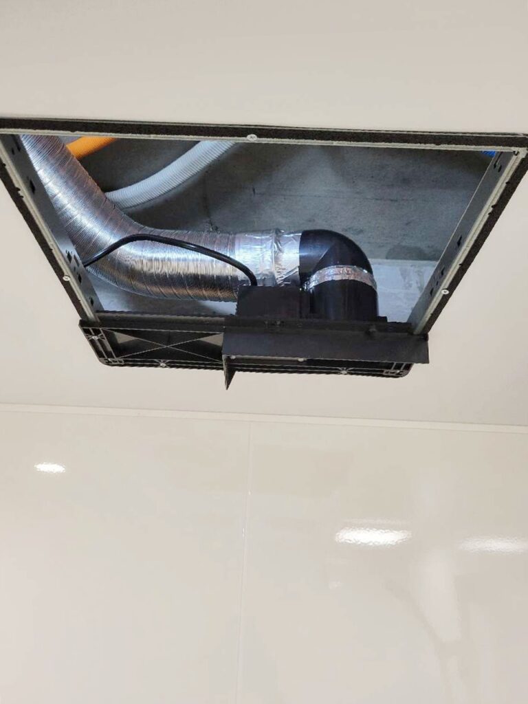 換気乾燥暖房機取付中。