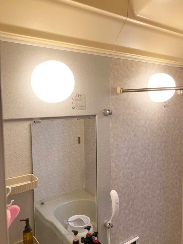 天井との境目には段差が多く、水や汚れが溜まりやすい形状でした。お掃除も大変でした。